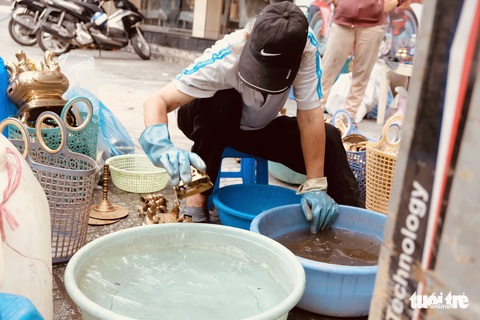 Anh em ‘Hiền - Lành’ hơn 20 năm nối nghiệp đánh bóng lư đồng - Ảnh 6. Anh em ‘Hiền - Lành’ hơn 20 năm nối nghiệp đánh bóng lư đồng - Ảnh 6.