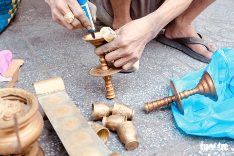 Anh em ‘Hiền - Lành’ hơn 20 năm nối nghiệp đánh bóng lư đồng - Ảnh 5. Anh em ‘Hiền - Lành’ hơn 20 năm nối nghiệp đánh bóng lư đồng - Ảnh 5.