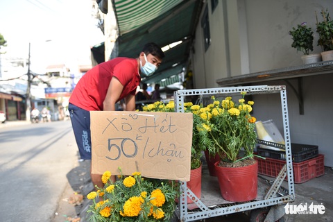 Chưa 30, hoa, dưa, trái cây xổ hết, xả hết chạy dịch về nhà ăn Tết - Ảnh 1. Chưa 30, hoa, dưa, trái cây xổ hết, xả hết chạy dịch về nhà ăn Tết - Ảnh 1.
