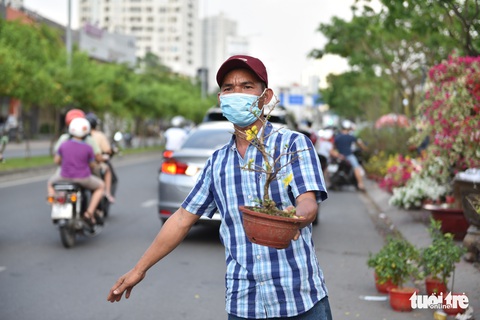 Chưa 30, hoa, dưa, trái cây xổ hết, xả hết chạy dịch về nhà ăn Tết - Ảnh 5. Chưa 30, hoa, dưa, trái cây xổ hết, xả hết chạy dịch về nhà ăn Tết - Ảnh 5.