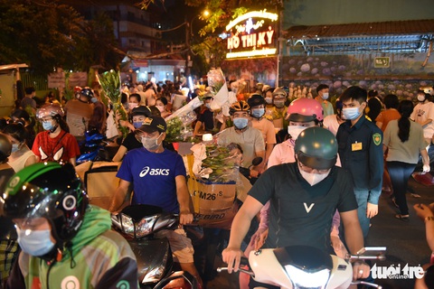 Chưa 30, hoa, dưa, trái cây xổ hết, xả hết chạy dịch về nhà ăn Tết - Ảnh 8. Chưa 30, hoa, dưa, trái cây xổ hết, xả hết chạy dịch về nhà ăn Tết - Ảnh 8.