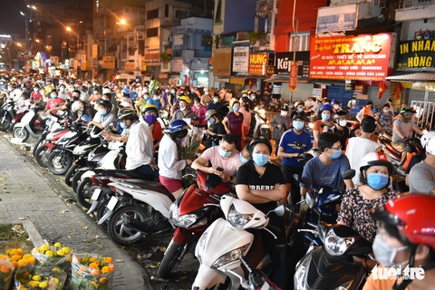 Chưa 30, hoa, dưa, trái cây xổ hết, xả hết chạy dịch về nhà ăn Tết - Ảnh 10. Chưa 30, hoa, dưa, trái cây xổ hết, xả hết chạy dịch về nhà ăn Tết - Ảnh 10.