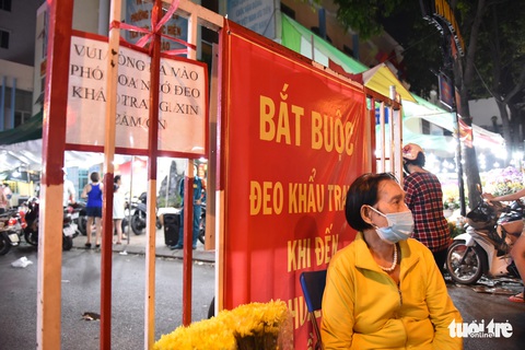 Chưa 30, hoa, dưa, trái cây xổ hết, xả hết chạy dịch về nhà ăn Tết - Ảnh 11. Chưa 30, hoa, dưa, trái cây xổ hết, xả hết chạy dịch về nhà ăn Tết - Ảnh 11.