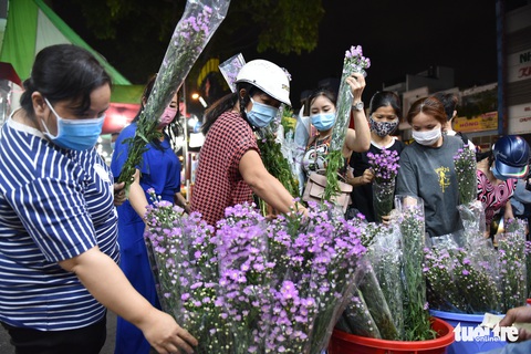 Chưa 30, hoa, dưa, trái cây xổ hết, xả hết chạy dịch về nhà ăn Tết - Ảnh 9. Chưa 30, hoa, dưa, trái cây xổ hết, xả hết chạy dịch về nhà ăn Tết - Ảnh 9.