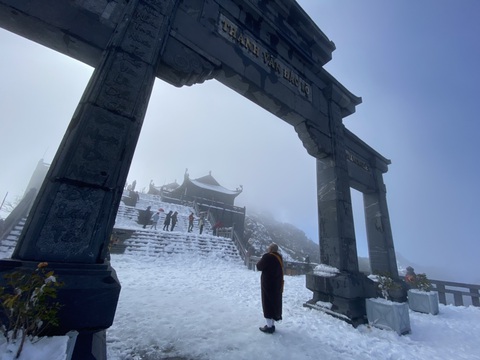 Du khách nườm nượp lên Fansipan chụp ảnh tuyết ngày cuối năm - Ảnh 11. Du khách nườm nượp lên Fansipan chụp ảnh tuyết ngày cuối năm - Ảnh 11.