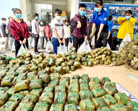 Tặng bánh chưng, bánh tét, phong bao lì xì... cho những người con xa quê - Ảnh 2. Tặng bánh chưng, bánh tét, phong bao lì xì... cho những người con xa quê - Ảnh 2.