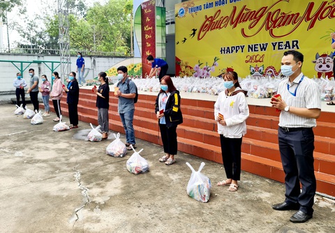 Tặng bánh chưng, bánh tét, phong bao lì xì... cho những người con xa quê - Ảnh 4. Tặng bánh chưng, bánh tét, phong bao lì xì... cho những người con xa quê - Ảnh 4.