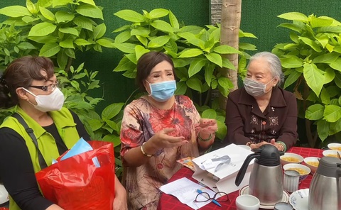 Lệ Thủy hủy cuộc hẹn thâm tình mùng 2 hằng năm vì COVID-19, trao quà cận Tết - Ảnh 2. Lệ Thủy hủy cuộc hẹn thâm tình mùng 2 hằng năm vì COVID-19, trao quà cận Tết - Ảnh 2.