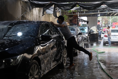 Sát Tết, nghề rửa xe tất bật mà rủng rỉnh - Ảnh 5. Sát Tết, nghề rửa xe tất bật mà rủng rỉnh - Ảnh 5.