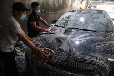 Sát Tết, nghề rửa xe tất bật mà rủng rỉnh - Ảnh 3. Sát Tết, nghề rửa xe tất bật mà rủng rỉnh - Ảnh 3.