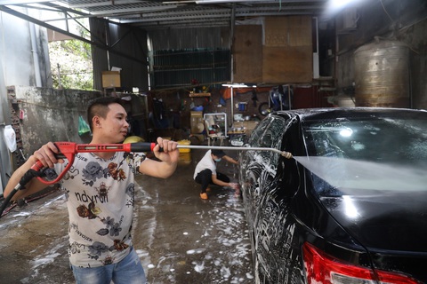 Sát Tết, nghề rửa xe tất bật mà rủng rỉnh - Ảnh 6. Sát Tết, nghề rửa xe tất bật mà rủng rỉnh - Ảnh 6.