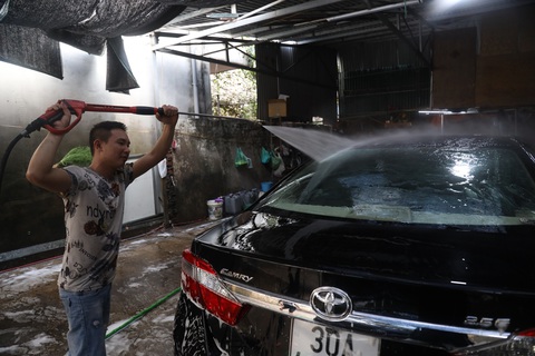 Sát Tết, nghề rửa xe tất bật mà rủng rỉnh - Ảnh 4. Sát Tết, nghề rửa xe tất bật mà rủng rỉnh - Ảnh 4.