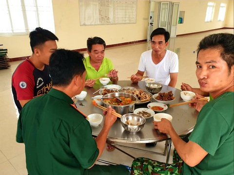 Bữa cơm ngày 30 Tết ở nơi cách ly đặc biệt - Ảnh 7. Bữa cơm ngày 30 Tết ở nơi cách ly đặc biệt - Ảnh 7.