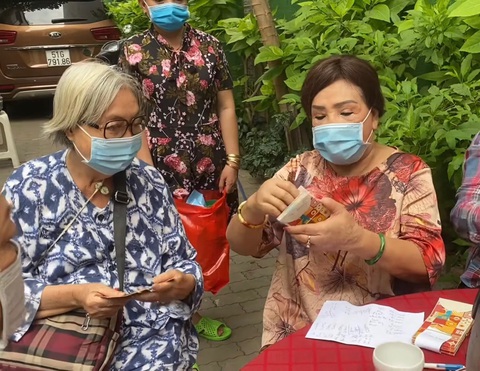 Lệ Thủy hủy cuộc hẹn thâm tình mùng 2 hằng năm vì COVID-19, trao quà cận Tết - Ảnh 3. Lệ Thủy hủy cuộc hẹn thâm tình mùng 2 hằng năm vì COVID-19, trao quà cận Tết - Ảnh 3.