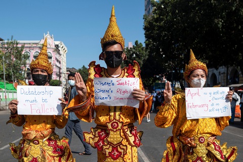 Vì sao dân Myanmar cởi trần, mặc bikini biểu tình trước Đại sứ quán Trung Quốc? - Ảnh 7. Vì sao dân Myanmar cởi trần, mặc bikini biểu tình trước Đại sứ quán Trung Quốc? - Ảnh 7.