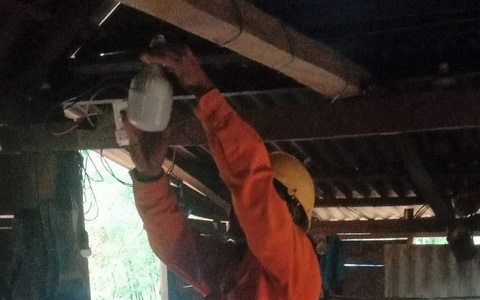 14 hộ dân cuối cùng ở Quảng Trị có điện lưới quốc gia ngay trước giao thừa - Ảnh 1. 14 hộ dân cuối cùng ở Quảng Trị có điện lưới quốc gia ngay trước giao thừa - Ảnh 1.