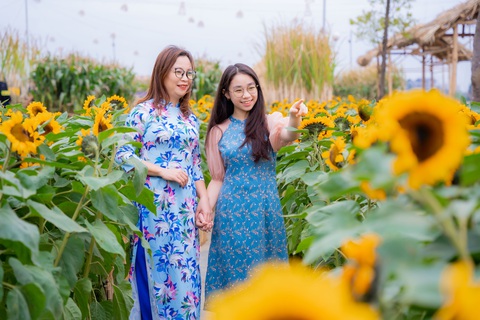 Tà áo dài Việt phấp phới tại đường hoa Home Hanoi Xuan - Ảnh 1. Tà áo dài Việt phấp phới tại đường hoa Home Hanoi Xuan - Ảnh 1.