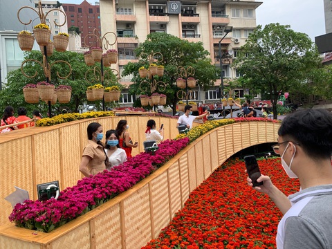 Một tiếng trước giao thừa, cà phê vỉa hè Hà Nội chật khách, nhiều xe tống 4, 5 vào phố đi bộ - Ảnh 1. Một tiếng trước giao thừa, cà phê vỉa hè Hà Nội chật khách, nhiều xe tống 4, 5 vào phố đi bộ - Ảnh 1.