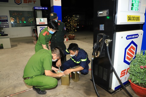 Bắt khẩn cấp thêm 8 người trong vụ pha chế 2,7 triệu lít xăng giả - Ảnh 2. Bắt khẩn cấp thêm 8 người trong vụ pha chế 2,7 triệu lít xăng giả - Ảnh 2.
