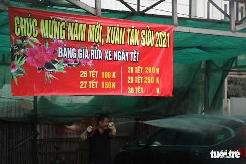 Sát Tết, nghề rửa xe tất bật mà rủng rỉnh - Ảnh 1. Sát Tết, nghề rửa xe tất bật mà rủng rỉnh - Ảnh 1.
