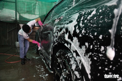 Sát Tết, nghề rửa xe tất bật mà rủng rỉnh - Ảnh 2. Sát Tết, nghề rửa xe tất bật mà rủng rỉnh - Ảnh 2.