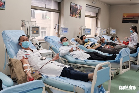 Không về quê, bạn trẻ rủ nhau đi hiến máu chiều 30 Tết - Ảnh 3. Không về quê, bạn trẻ rủ nhau đi hiến máu chiều 30 Tết - Ảnh 3.