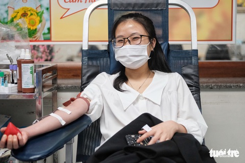 Không về quê, bạn trẻ rủ nhau đi hiến máu chiều 30 Tết - Ảnh 1. Không về quê, bạn trẻ rủ nhau đi hiến máu chiều 30 Tết - Ảnh 1.