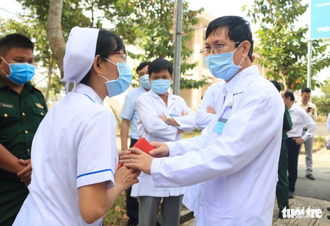 Thứ trưởng Bộ Y tế chúc Tết y bác sĩ Bệnh viện dã chiến Củ Chi - Ảnh 5. Thứ trưởng Bộ Y tế chúc Tết y bác sĩ Bệnh viện dã chiến Củ Chi - Ảnh 5.