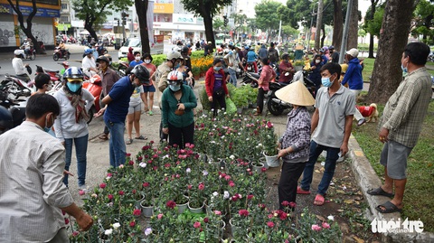 Tiểu thương miền Tây mừng vì 30 Tết không phải đập chậu - Ảnh 3. Tiểu thương miền Tây mừng vì 30 Tết không phải đập chậu - Ảnh 3.