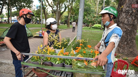 Tiểu thương miền Tây mừng vì 30 Tết không phải đập chậu - Ảnh 8. Tiểu thương miền Tây mừng vì 30 Tết không phải đập chậu - Ảnh 8.