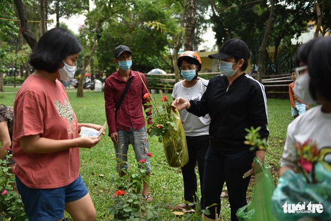 Tiểu thương miền Tây mừng vì 30 Tết không phải đập chậu - Ảnh 5. Tiểu thương miền Tây mừng vì 30 Tết không phải đập chậu - Ảnh 5.