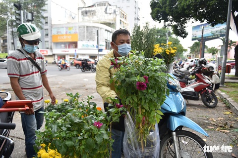 Tiểu thương miền Tây mừng vì 30 Tết không phải đập chậu - Ảnh 6. Tiểu thương miền Tây mừng vì 30 Tết không phải đập chậu - Ảnh 6.