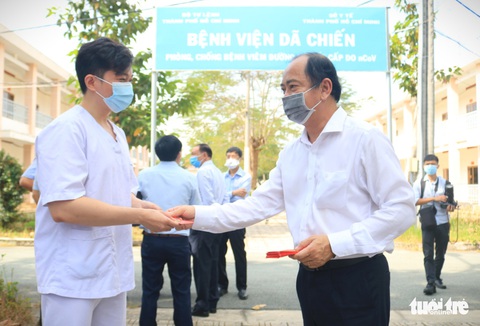 Thứ trưởng Bộ Y tế chúc Tết y bác sĩ Bệnh viện dã chiến Củ Chi - Ảnh 3. Thứ trưởng Bộ Y tế chúc Tết y bác sĩ Bệnh viện dã chiến Củ Chi - Ảnh 3.