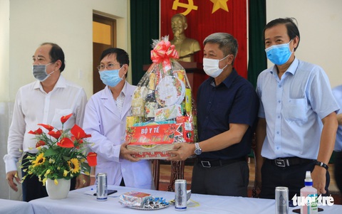 Thứ trưởng Bộ Y tế chúc Tết y bác sĩ Bệnh viện dã chiến Củ Chi - Ảnh 2. Thứ trưởng Bộ Y tế chúc Tết y bác sĩ Bệnh viện dã chiến Củ Chi - Ảnh 2.