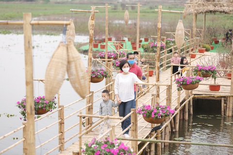 Tà áo dài Việt phấp phới tại đường hoa Home Hanoi Xuan - Ảnh 4. Tà áo dài Việt phấp phới tại đường hoa Home Hanoi Xuan - Ảnh 4.