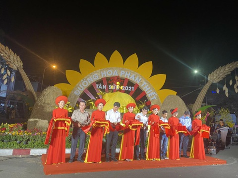 Nova Group tài trợ đường hoa tại TP.HCM, Phan Thiết và Biên Hòa - Ảnh 3. Nova Group tài trợ đường hoa tại TP.HCM, Phan Thiết và Biên Hòa - Ảnh 3.