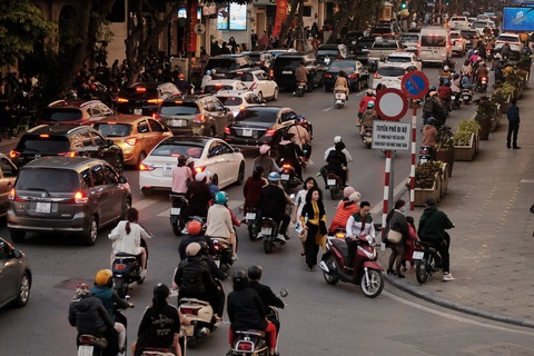 Dân lên phố chơi xuân, Hà Nội tắc đường hơn cả ngày thường - Ảnh 2. Dân lên phố chơi xuân, Hà Nội tắc đường hơn cả ngày thường - Ảnh 2.