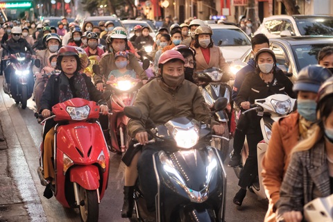 Dân lên phố chơi xuân, Hà Nội tắc đường hơn cả ngày thường - Ảnh 4. Dân lên phố chơi xuân, Hà Nội tắc đường hơn cả ngày thường - Ảnh 4.