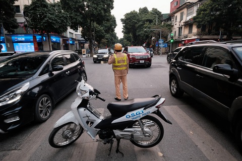 Dân lên phố chơi xuân, Hà Nội tắc đường hơn cả ngày thường - Ảnh 6. Dân lên phố chơi xuân, Hà Nội tắc đường hơn cả ngày thường - Ảnh 6.