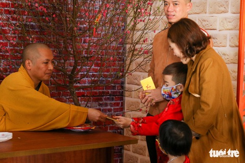 Người dân 3 miền đi lễ chùa sáng mùng 1, cầu năm Tân Sửu không COVID - Ảnh 13. Người dân 3 miền đi lễ chùa sáng mùng 1, cầu năm Tân Sửu không COVID - Ảnh 13.
