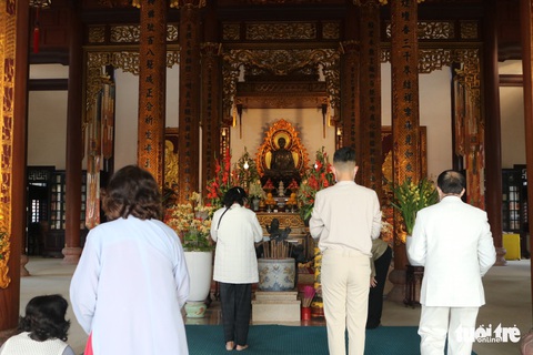 Người dân 3 miền đi lễ chùa sáng mùng 1, cầu năm Tân Sửu không COVID - Ảnh 11. Người dân 3 miền đi lễ chùa sáng mùng 1, cầu năm Tân Sửu không COVID - Ảnh 11.