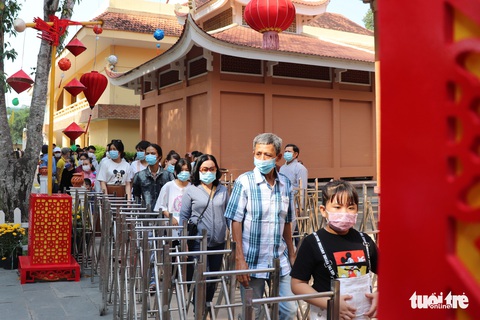 Người dân 3 miền đi lễ chùa sáng mùng 1, cầu năm Tân Sửu không COVID - Ảnh 5. Người dân 3 miền đi lễ chùa sáng mùng 1, cầu năm Tân Sửu không COVID - Ảnh 5.