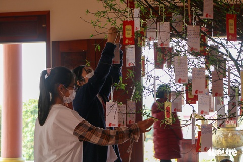 Người dân 3 miền đi lễ chùa sáng mùng 1, cầu năm Tân Sửu không COVID - Ảnh 12. Người dân 3 miền đi lễ chùa sáng mùng 1, cầu năm Tân Sửu không COVID - Ảnh 12.