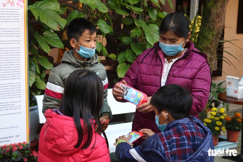 Người dân 3 miền đi lễ chùa sáng mùng 1, cầu năm Tân Sửu không COVID - Ảnh 10. Người dân 3 miền đi lễ chùa sáng mùng 1, cầu năm Tân Sửu không COVID - Ảnh 10.