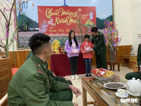 Lễ chào cờ thiêng liêng nơi địa đầu Tổ quốc sáng mùng 1 Tết - Ảnh 3. Lễ chào cờ thiêng liêng nơi địa đầu Tổ quốc sáng mùng 1 Tết - Ảnh 3.