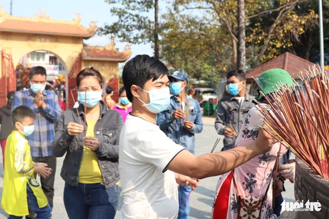 Người dân 3 miền đi lễ chùa sáng mùng 1, cầu năm Tân Sửu không COVID - Ảnh 6. Người dân 3 miền đi lễ chùa sáng mùng 1, cầu năm Tân Sửu không COVID - Ảnh 6.
