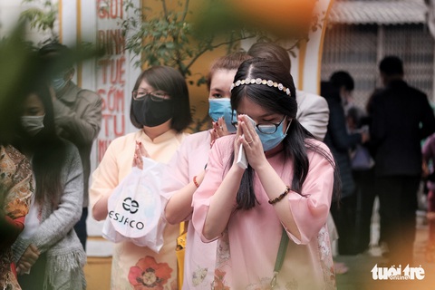 Người dân 3 miền đi lễ chùa sáng mùng 1, cầu năm Tân Sửu không COVID - Ảnh 1. Người dân 3 miền đi lễ chùa sáng mùng 1, cầu năm Tân Sửu không COVID - Ảnh 1.