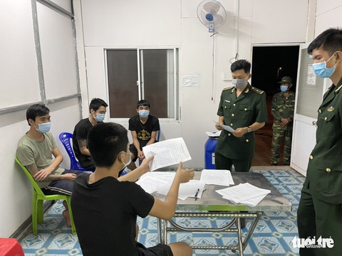 4 người từ Campuchia bơi qua sông Hậu, nhập cảnh trái phép lúc giao thừa - Ảnh 1. 4 người từ Campuchia bơi qua sông Hậu, nhập cảnh trái phép lúc giao thừa - Ảnh 1.
