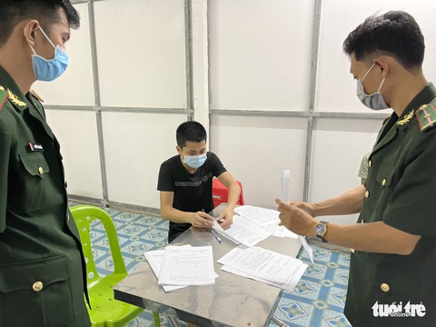 4 người từ Campuchia bơi qua sông Hậu, nhập cảnh trái phép lúc giao thừa - Ảnh 2. 4 người từ Campuchia bơi qua sông Hậu, nhập cảnh trái phép lúc giao thừa - Ảnh 2.