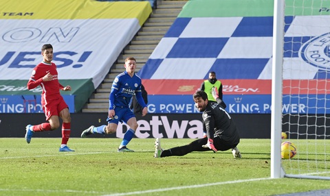 Alisson lại sai lầm, Liverpool thua trận thứ 3 liên tiếp vì để Leicester lội ngược dòng - Ảnh 6. Alisson lại sai lầm, Liverpool thua trận thứ 3 liên tiếp vì để Leicester lội ngược dòng - Ảnh 6.